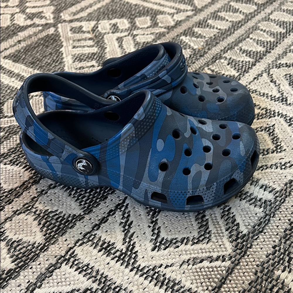 CROCS Kids Navy Camo Sandals